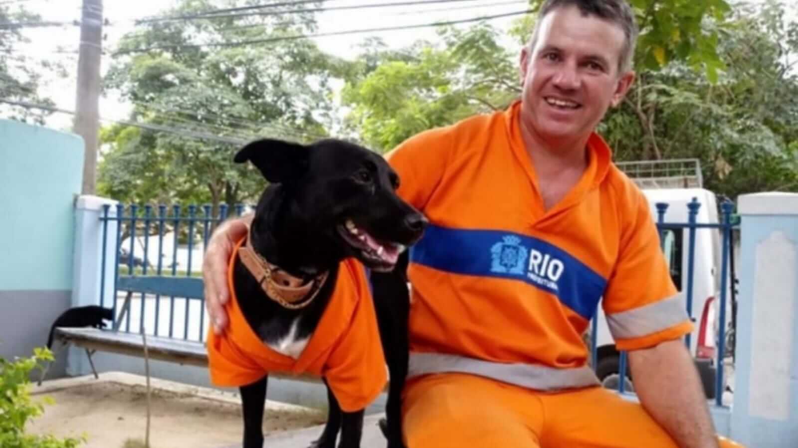 Cachorro com homem de uniforme laranja