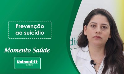 Thumb com fundo verde, psicóloga sentada e card "prevenção ao suicídio"