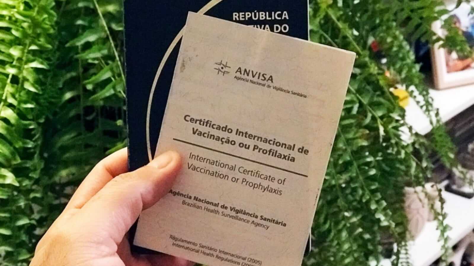 Passaporte brasileiro com certificado de vacinação