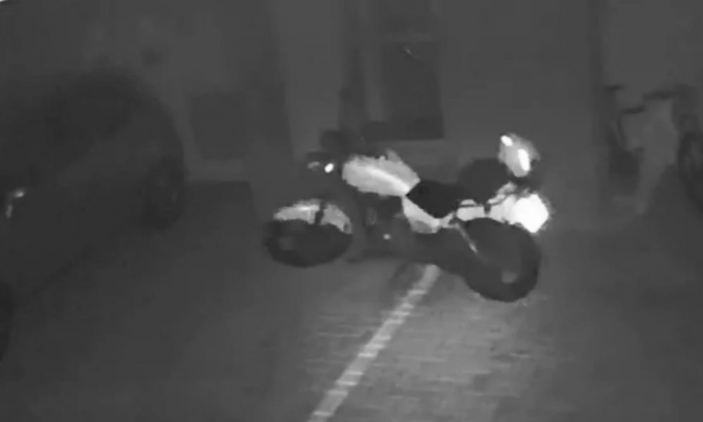 Vídeo de segurança de estacionamento, com moto e carro