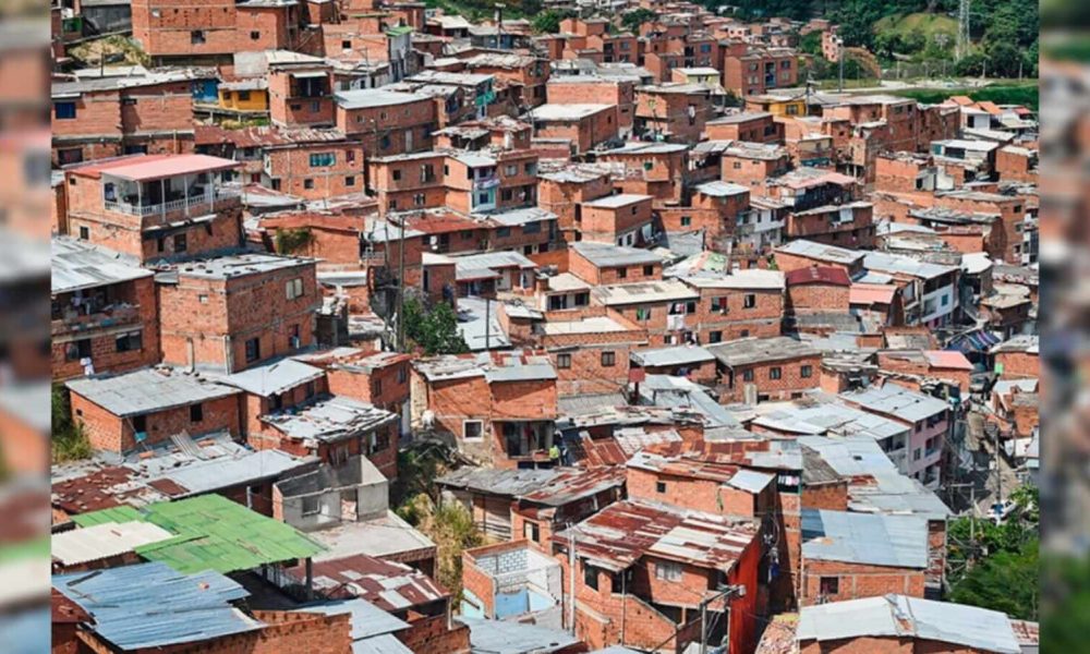 Casas dentro da favela
