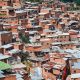Casas dentro da favela