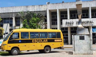 Ônibus escolar em frente de Paço Municipal de Campo Limpo Paulista