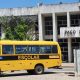 Ônibus escolar em frente de Paço Municipal de Campo Limpo Paulista