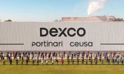 Fachada da empresa Dexco com funcionários em linha no gramado