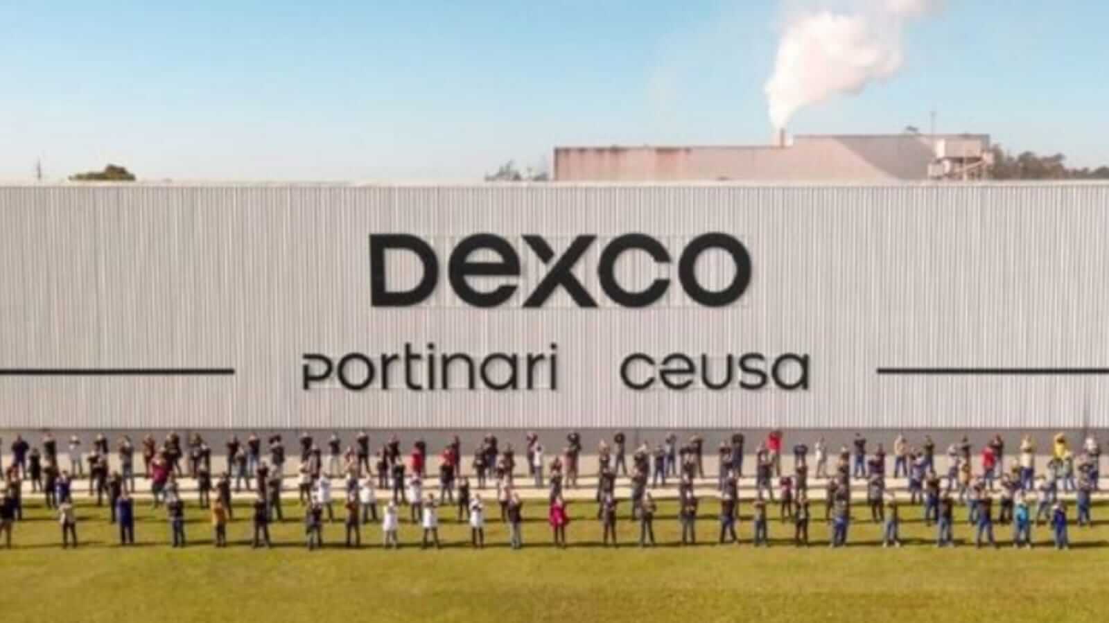Fachada da empresa Dexco com funcionários em linha no gramado