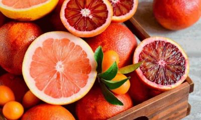 Frutas laranjas e vermelhas em cesta