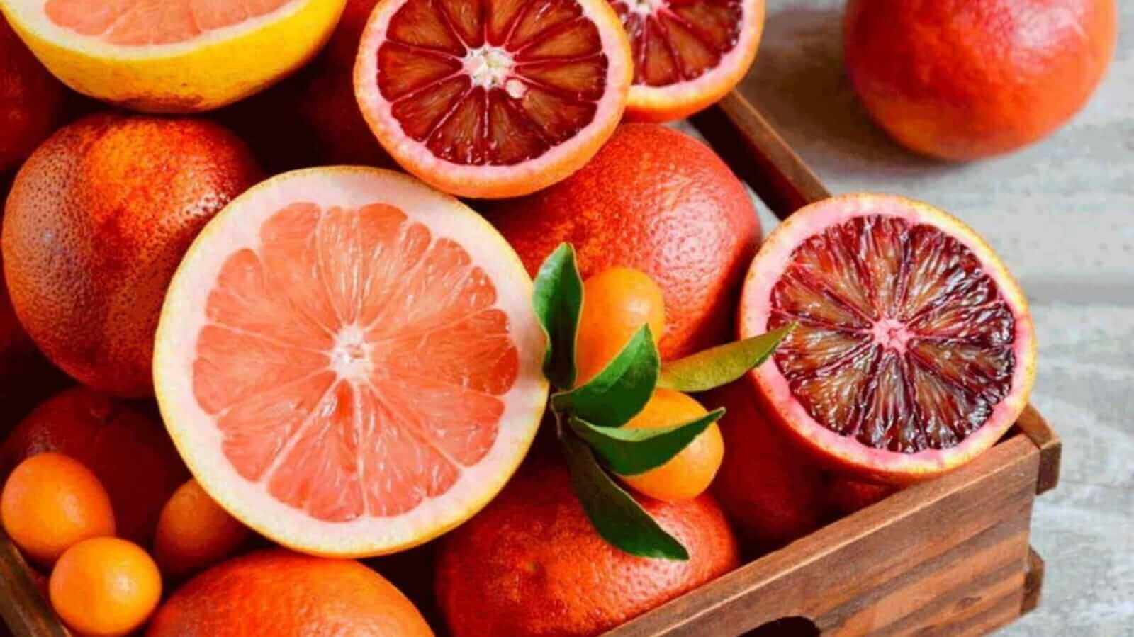 Frutas laranjas e vermelhas em cesta