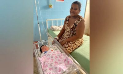 Mulher e bebê em hospital