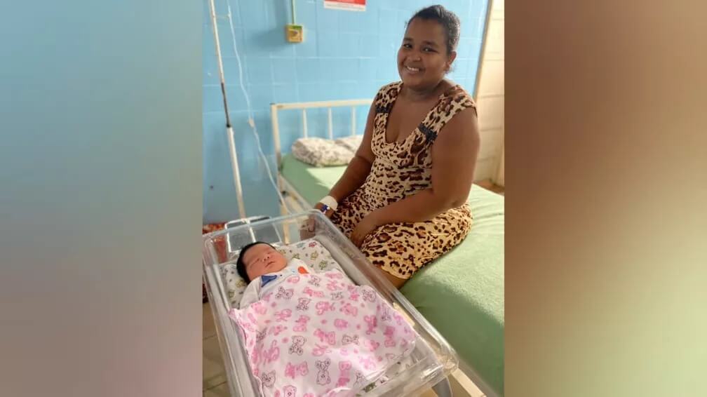 Mulher e bebê em hospital