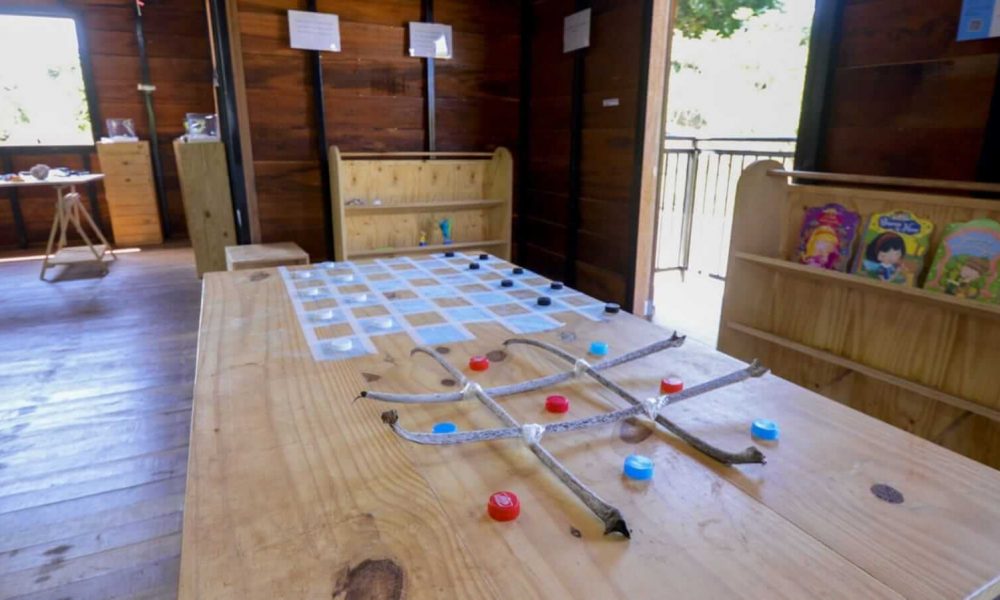 Mesa de madeira com jogos infantis