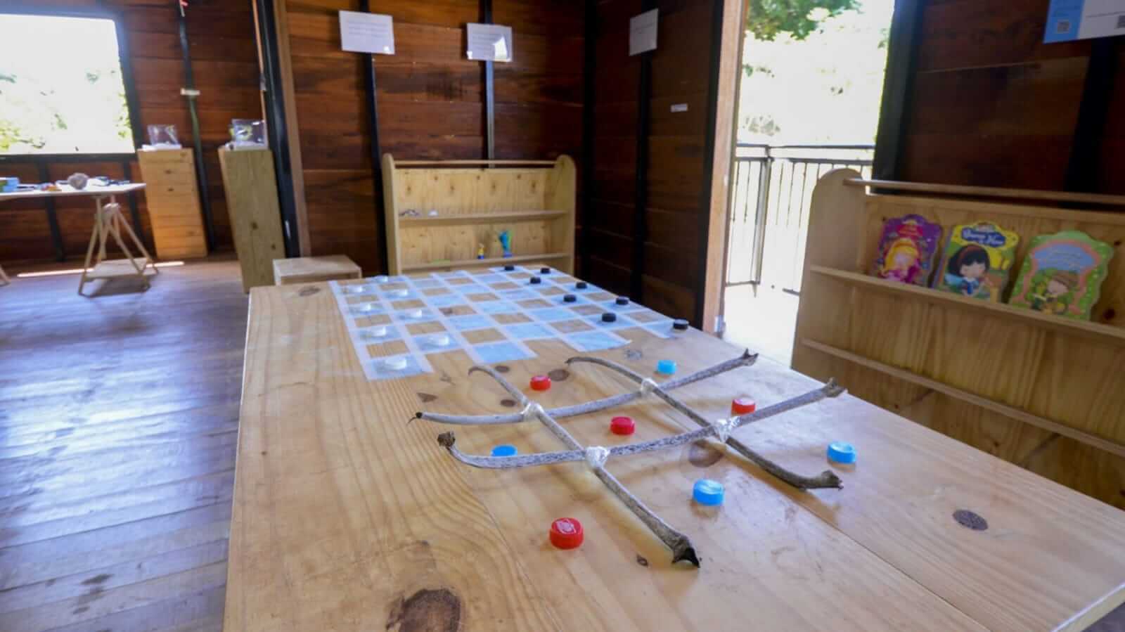 Mesa de madeira com jogos infantis