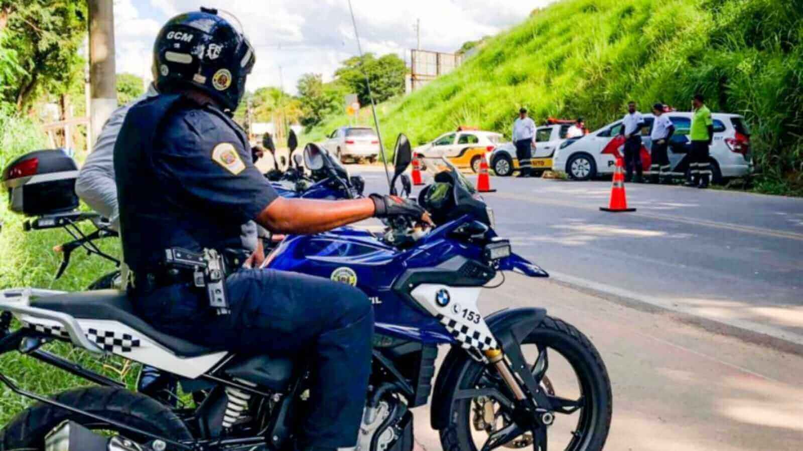 Guarda municipal em moto