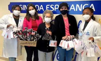 Representantes da Mary Kay com presentes em Hospital São Vicente