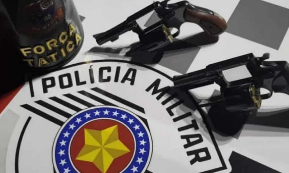 Revólveres em mesa da polícia militar