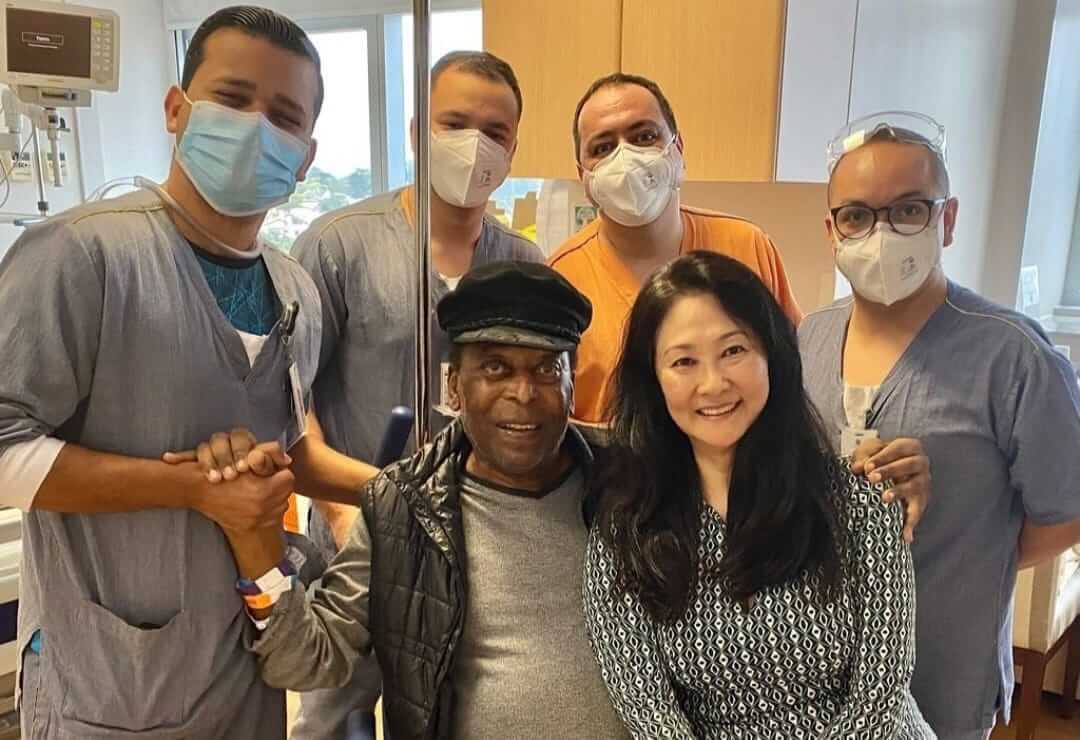 Seis pessoas reunidas em um quarto de hospital