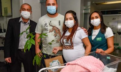Duas mulheres e dois homens posando para foto em hospital