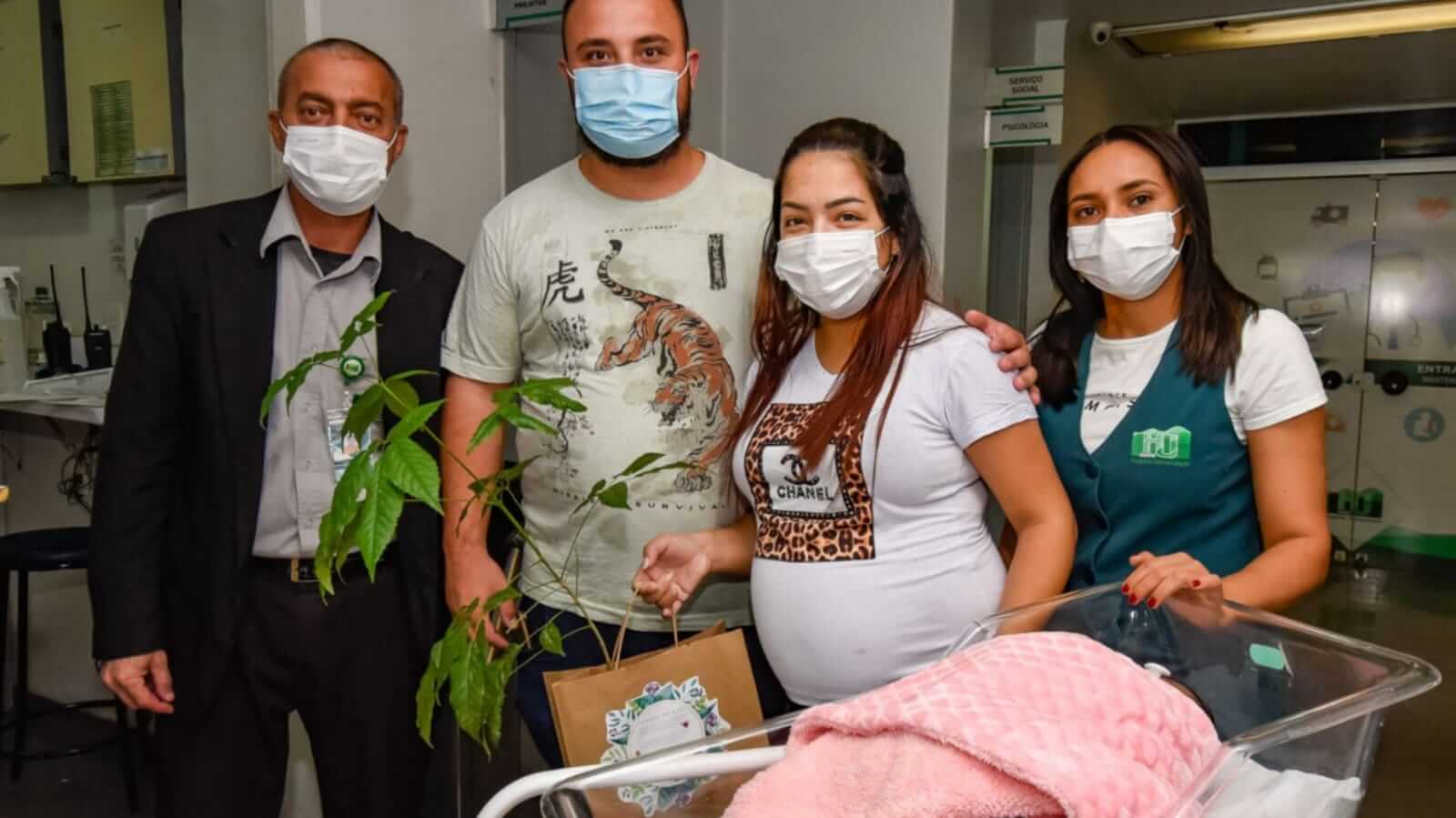 Duas mulheres e dois homens posando para foto em hospital