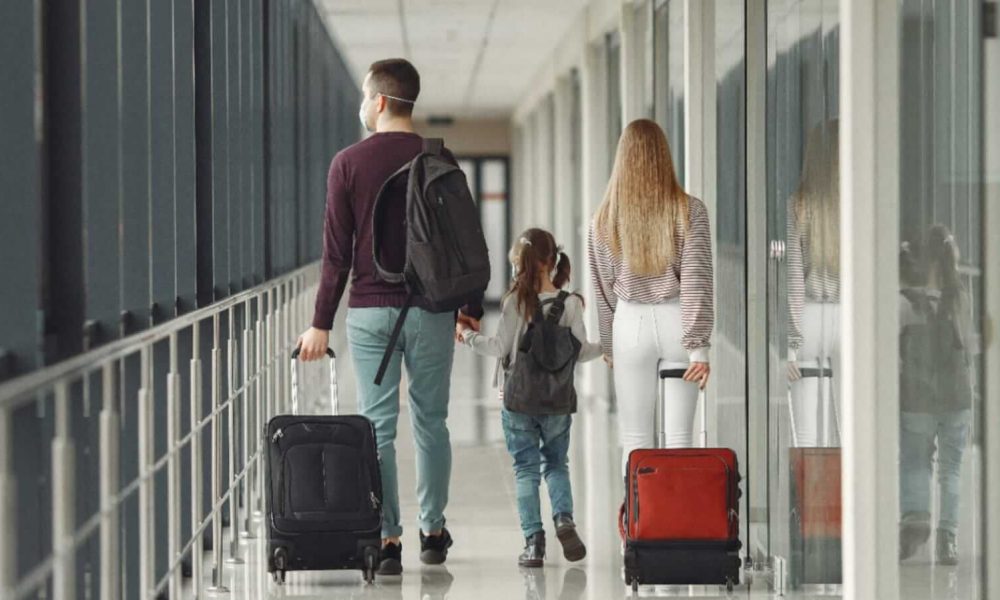 Família em aeroporto