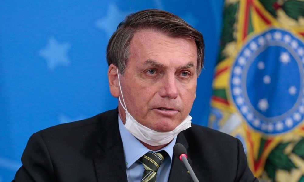 Presidente Bolsonaro com a máscara no queixo