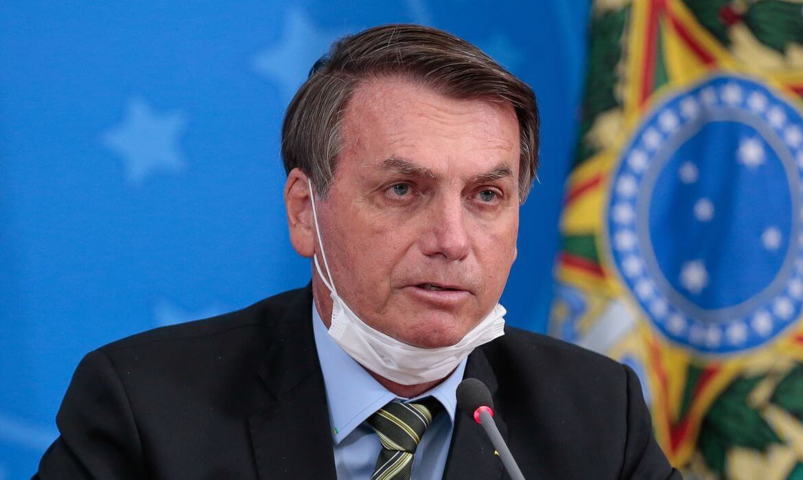 Presidente Bolsonaro com a máscara no queixo