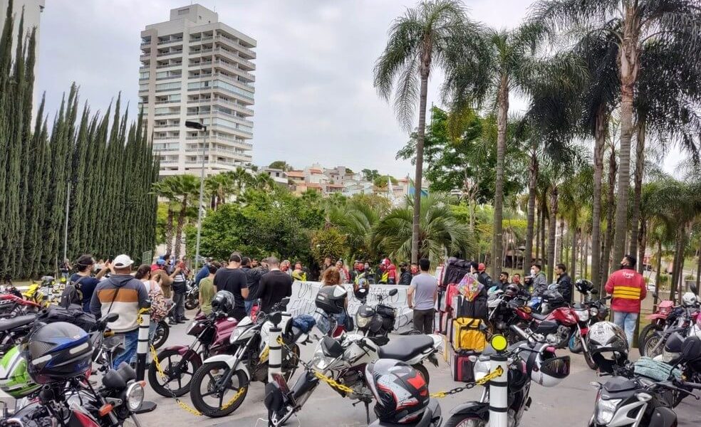 motoboys com suas motos em protesto