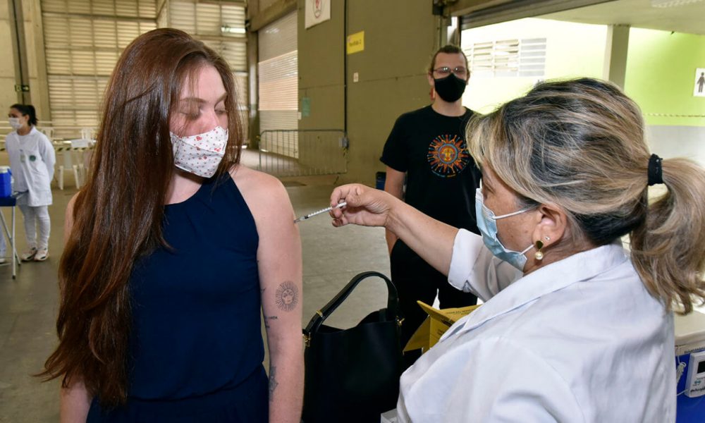 Jovem recebendo vacina no braço