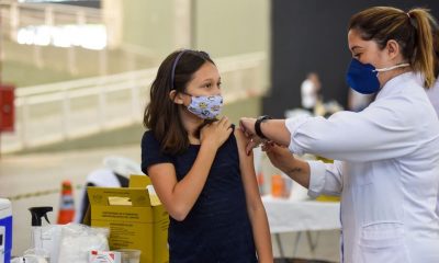 menina sendo vacinada em Jundiaí