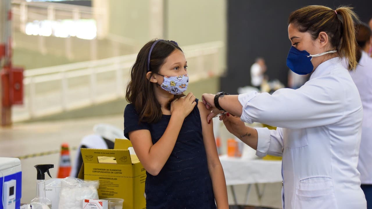 menina sendo vacinada em Jundiaí