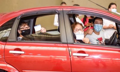 Carro com idosas após vacinação