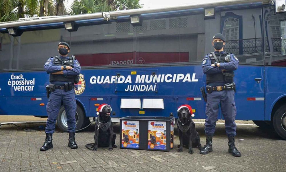 Cães e policiais em frente de base móvel da GM de Jundiaí