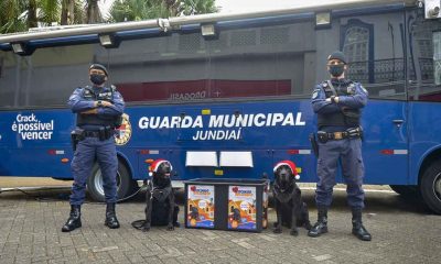 Cães e policiais em frente de base móvel da GM de Jundiaí