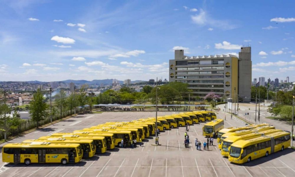 Novos ônibus municipais de Jundiaí em estacionamento do Paço Municipal