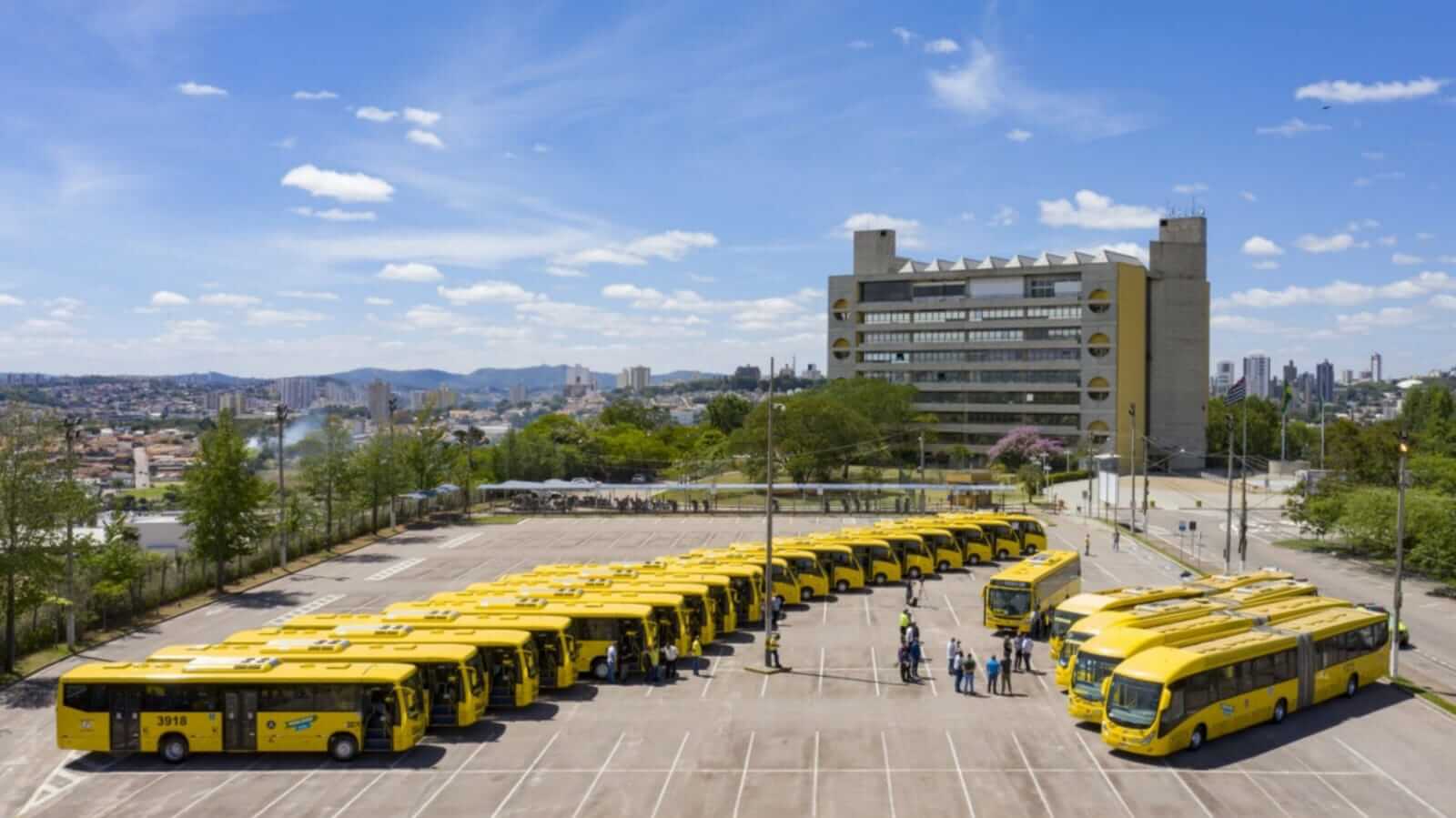 Novos ônibus municipais de Jundiaí em estacionamento do Paço Municipal