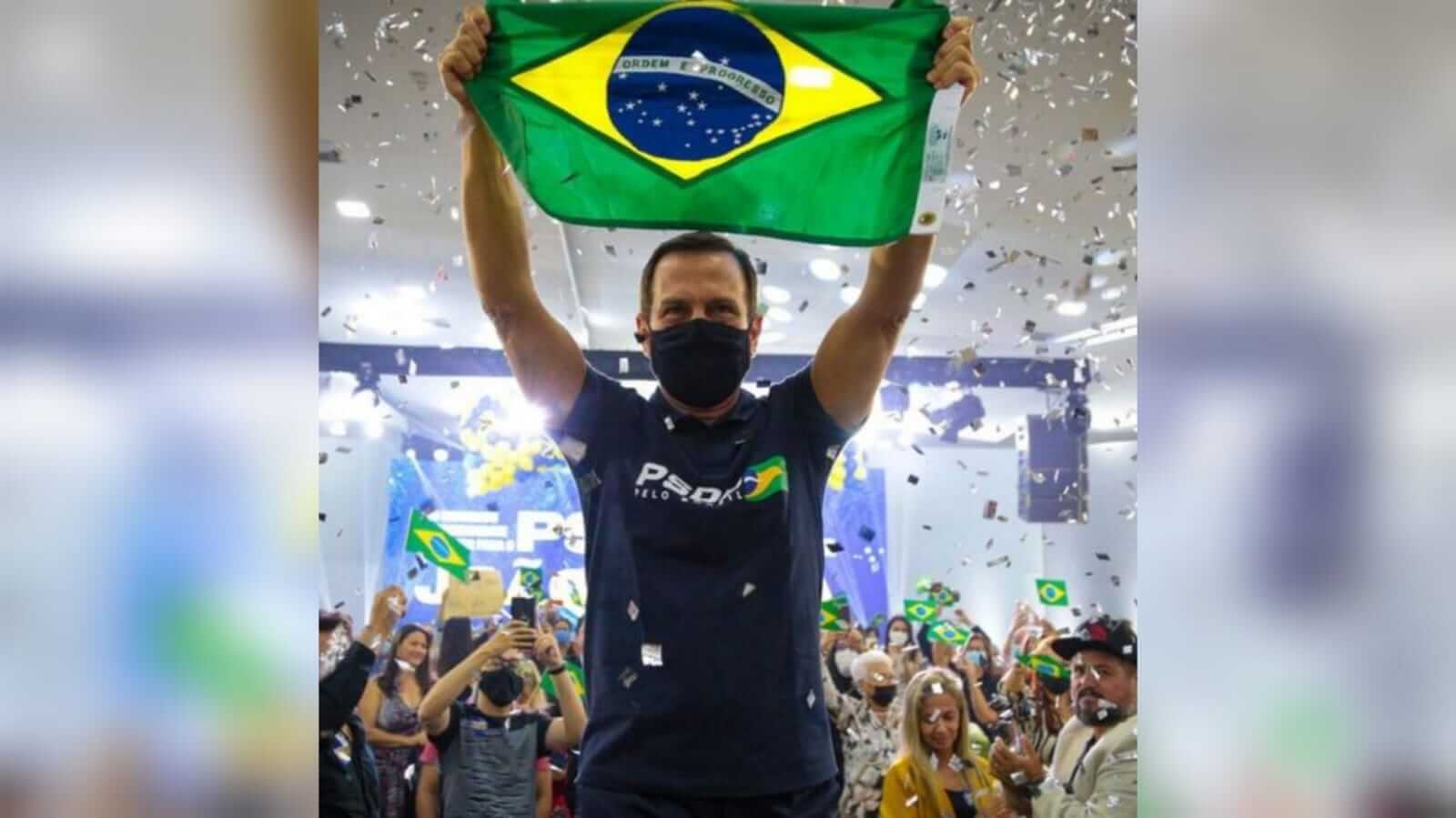 João Doria com bandeira do Brasil
