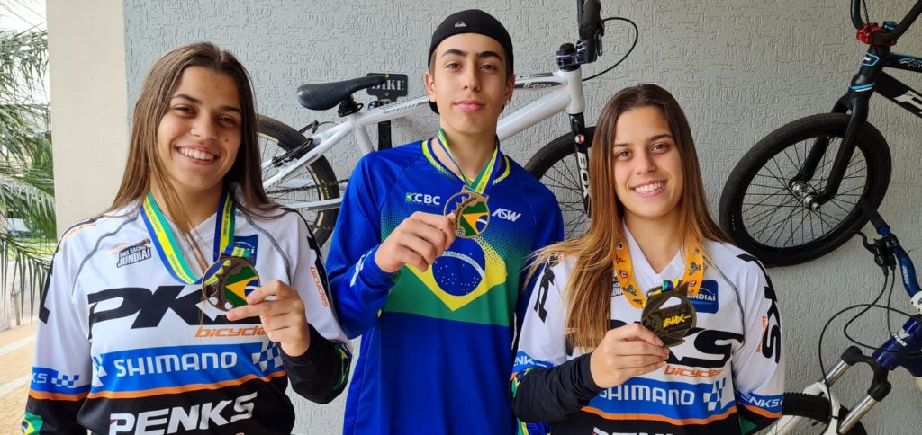 Irmãos ciclistas com medalhas
