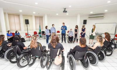 Fisioterapeutas em cadeiras de rodas