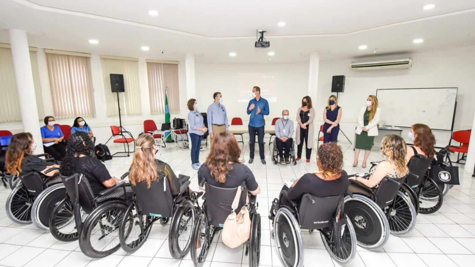 Fisioterapeutas em cadeiras de rodas