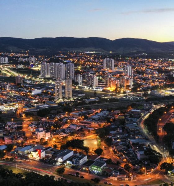 Imagem aérea de Jundiaí à noite