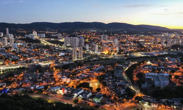 Imagem aérea de Jundiaí à noite