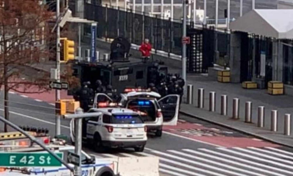 Carro de polícia em frente ao prédio da ONU em NY