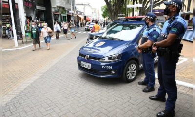 Guarda Municipal dá orientações de segurança sobre os cuidados com o celular no centro