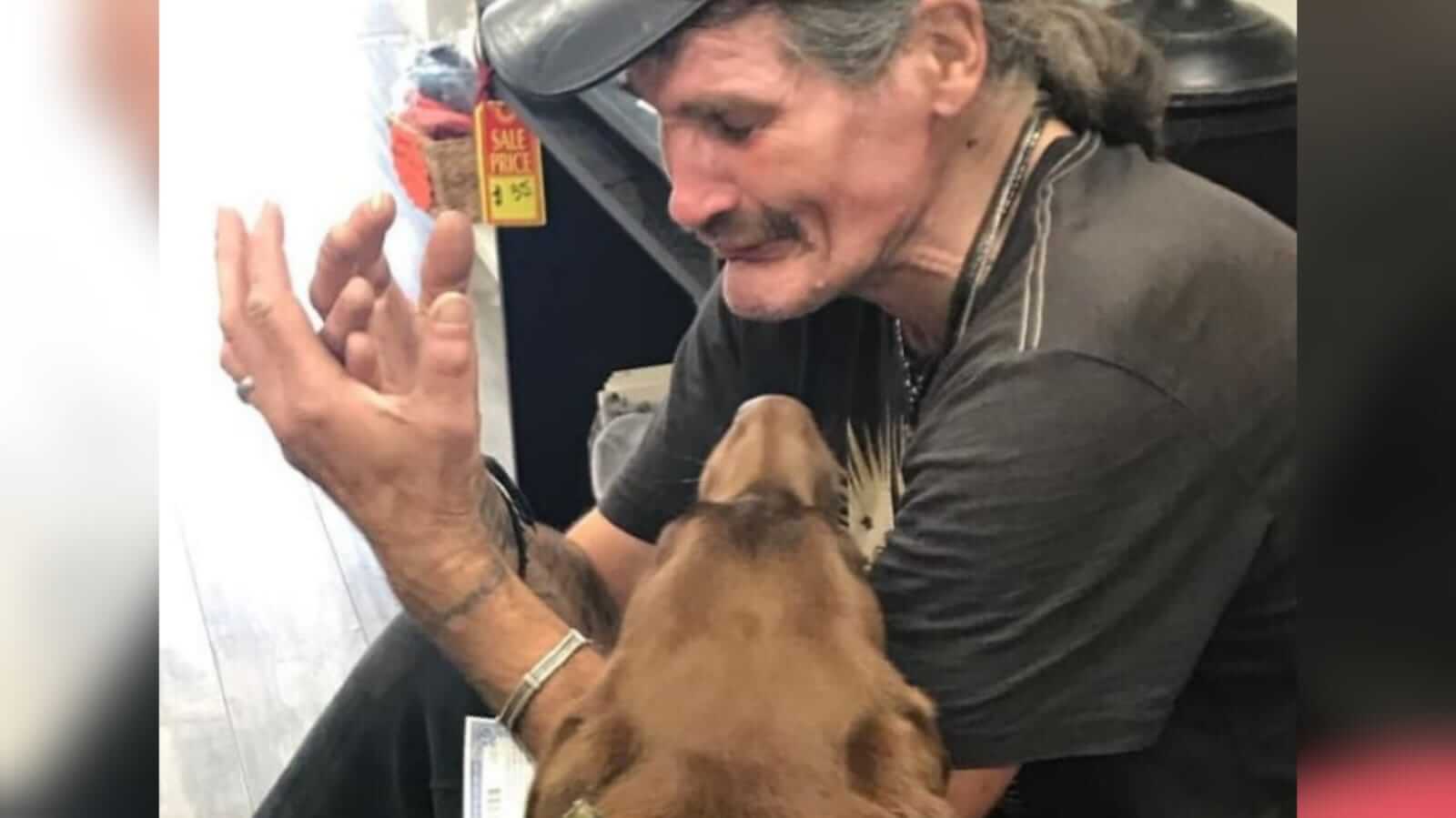 Homem chorando ao lado de cachorro