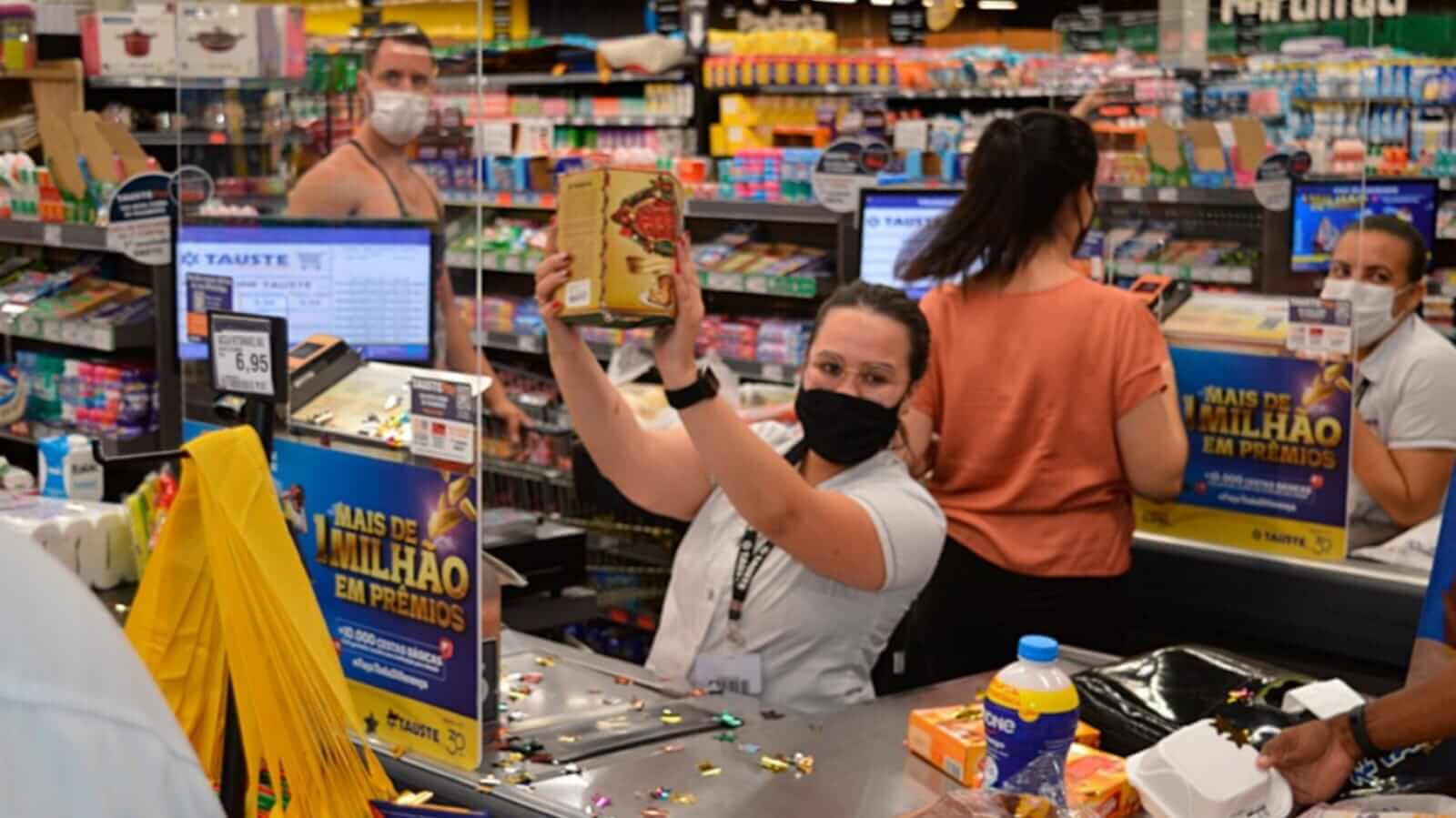 Mulher com panetone em caixa de supermercado