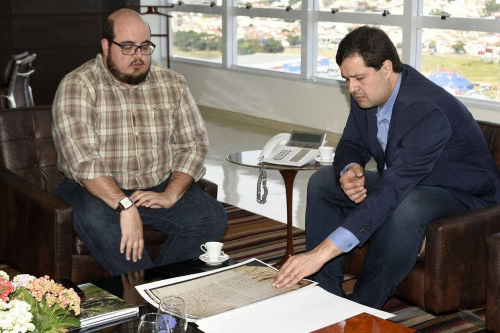 Samuel Vidilli apresentando documento à prefeito de Jundiaí