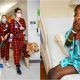Pessoas levando cachorros em corredor de hospital infantil
