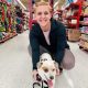 Mulher com cachorro em supermercado