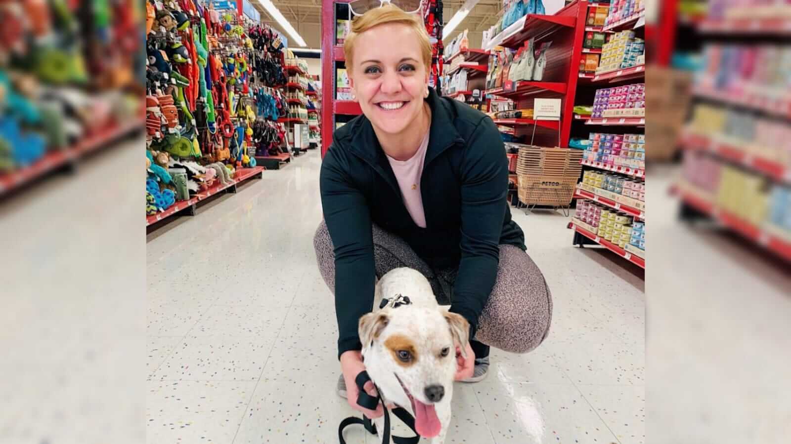Mulher com cachorro em supermercado
