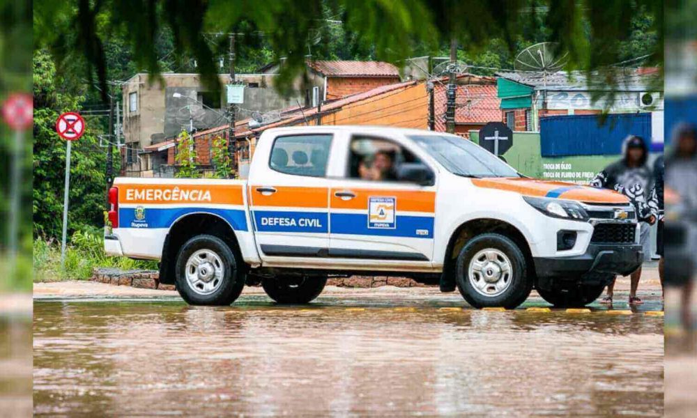 Carro da Defesa Civil de Itupeva bloqueando passagem na via cheia de água