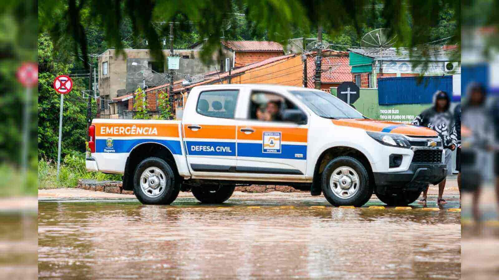 Carro da Defesa Civil de Itupeva bloqueando passagem na via cheia de água
